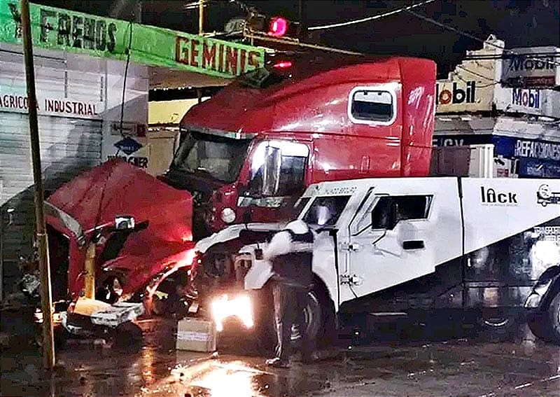 ¡ENCONTRONAZO ENTRE TRÁILER Y CAMIÓN BLINDADO! - CÓRDOBA