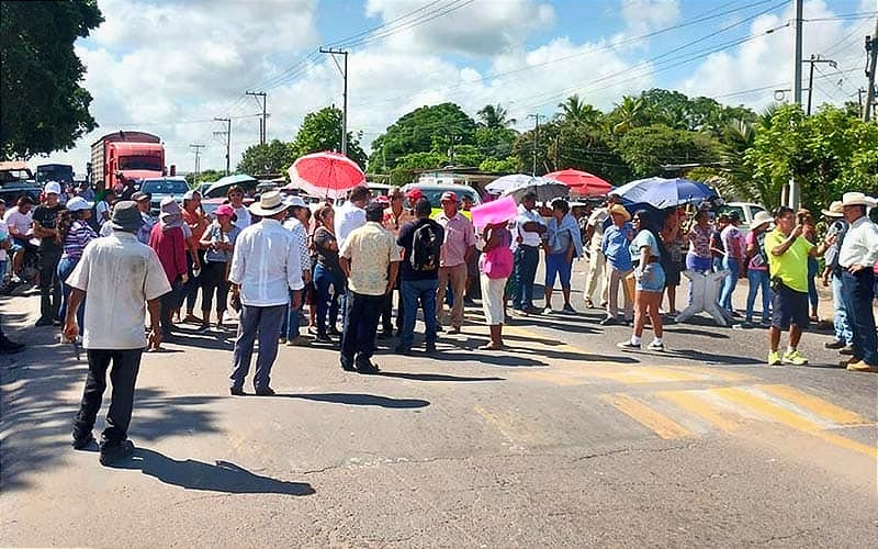 ¡BLOQUEAN LA CARRETERA 180! - *Habitantes de la colonia Herón Proal piden pavimentaciones, escuelas y que les reconozcan como medellinenses, no como alvaradeños