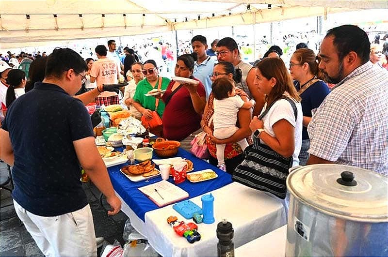 ¡NO CABÍAN EN LA MACROPLAZA! - HABÍA DESDE PICADAS HASTA GORDITAS