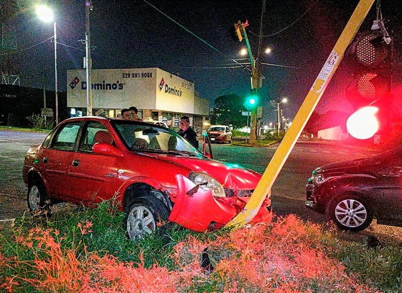 ¡POR PESTAÑAZO CHOCA CONTRA TAXI Y UN POSTE! - EL COYOL