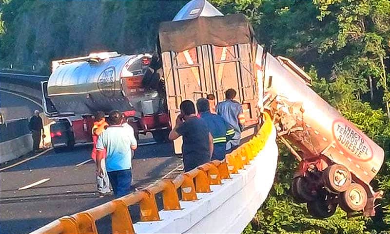 ¡QUEDA COLGANDO LA PIPA! - AUTOPISTA XALAPA-CARDEL, ANTES DE LA CASETA DE PLAN DEL RÍO