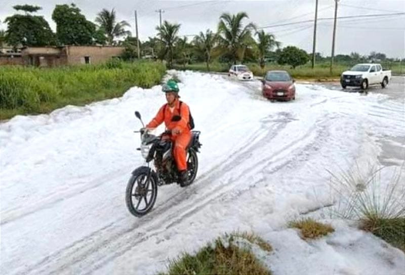 ¡EXTRAÑA ESPUMA EN CARRETERA! - *INVADIÓ VIALIDADES DE VILLA ALLENDE