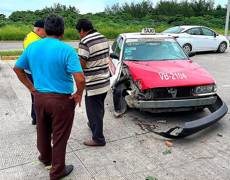 ¡SE LE ATRAVESÓ EL ÁRBOL! - EL TAXISTA EVITÓ ATROPELLAR A MOTOCICLISTA