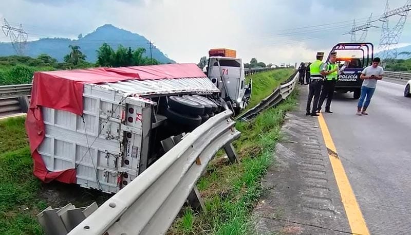 ¡VUELCA TRÁILER CARGADO CON FERTILIZANTES! - IXTACZOQUITLÁN