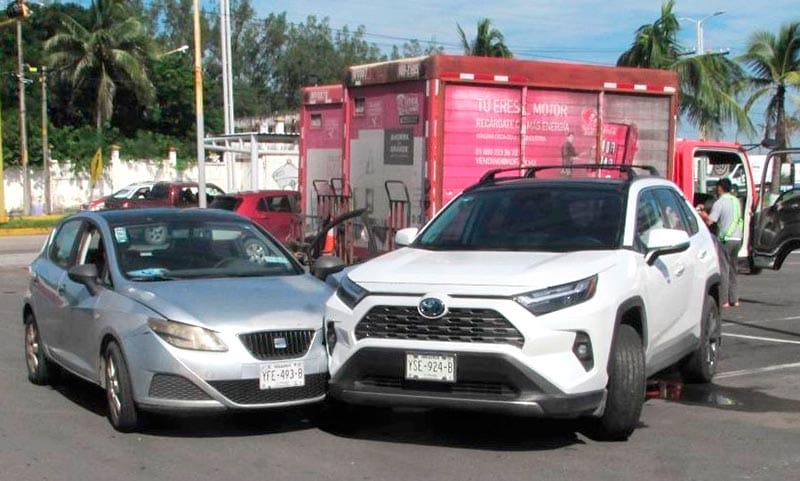 CHOCÓ CONTRA UNA CAMIONETA