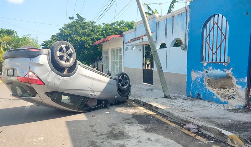 ¡ABANDONAN VEHÍCULO DESPUÉS DE ESTRELLARSE CON POSTE DE CFE!