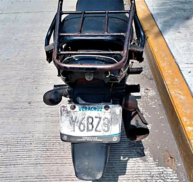 ¡ENCUENTRAN MOTO ABANDONADA EN DOS CAMINOS!