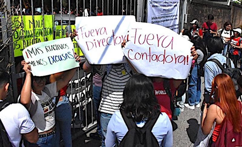 ¡TOMAN CIENCIAS QUÍMICAS! - *Estudiante exigen renuncia de directivos