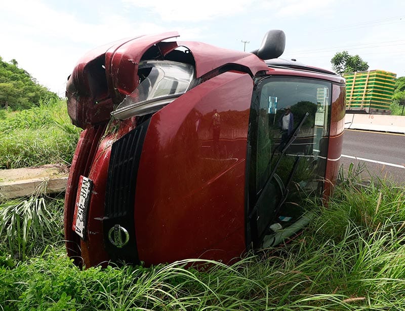 ¡VACACIONISTAS VOLCARON EN LA AUTOPISTA VERACRUZ-CARDEL!