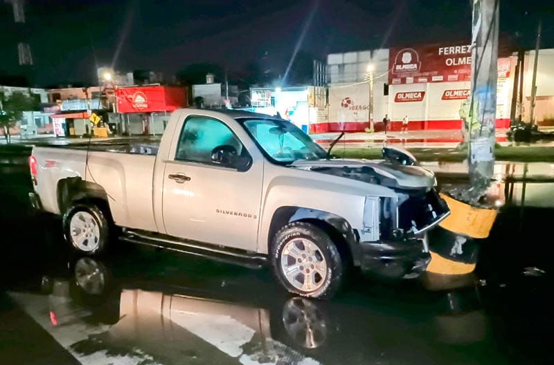 ¡SE IMPACTA CAMIONETA CON POSTE DE LA CFE!