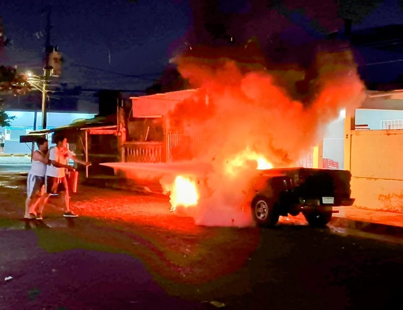 ¡SE INCENDIA ESTACIONADA! - SALEN LOS VECINOS CON EL EXTINGIDOR!