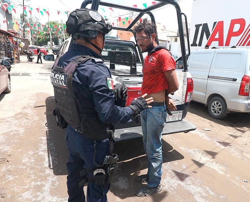 ¡VECINOS AMARRAN A VIOLENTO ASALTANTE!