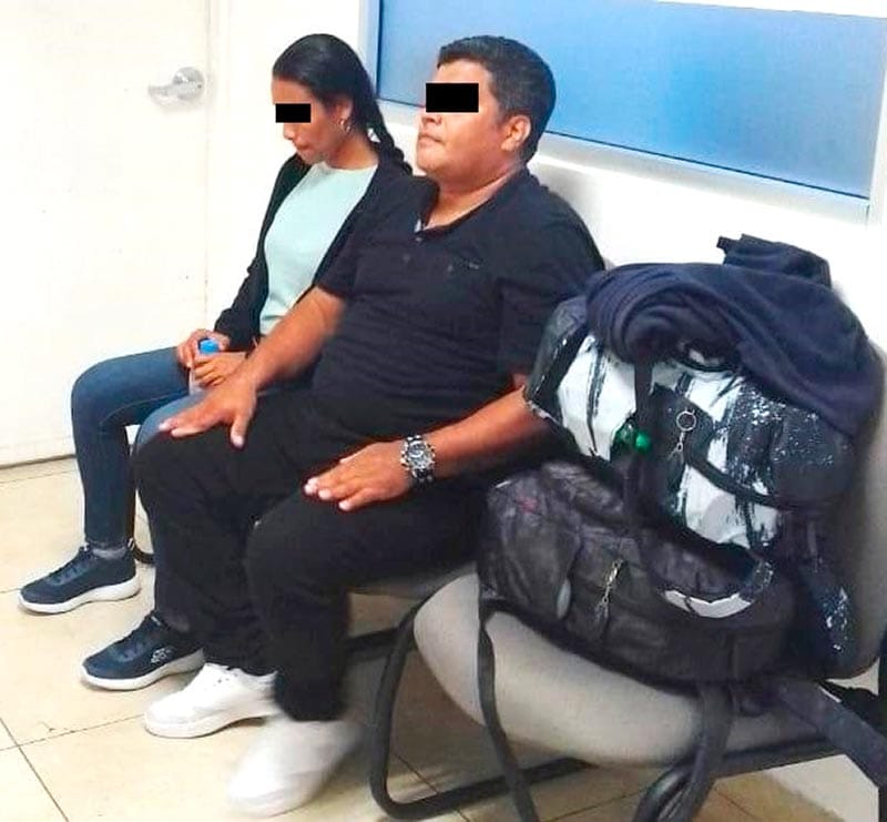 ¡ASEGURAN A PAREJA DE  MIGRANTES COLOMBIANOS EN EL AEROPUERTO!