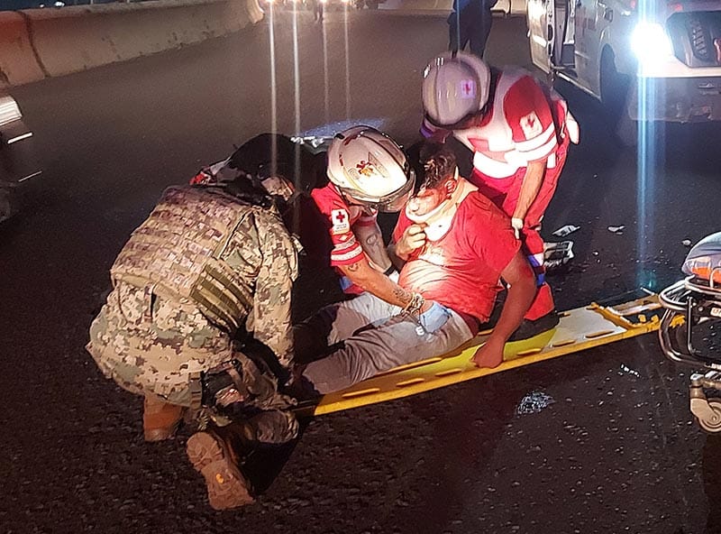 ¡CAE DE LA MOTO Y SE DEBATE ENTRE LA VIDA Y LA MUERTE!