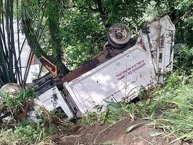 ¡CAMIÓN DE LA BASURA CAE A UN BARRANCO! - Carretera Federal Fortín Orizaba