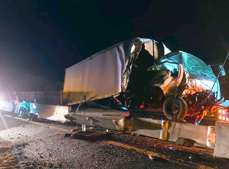 ¡CHOFER EVITÓ UNA TRAGEDIA! - CHOCÓ CONTRA MURO PARA NO ATROPELLAR A TRABAJADORES QUE LIMPIABAN LA AUTOPISTA