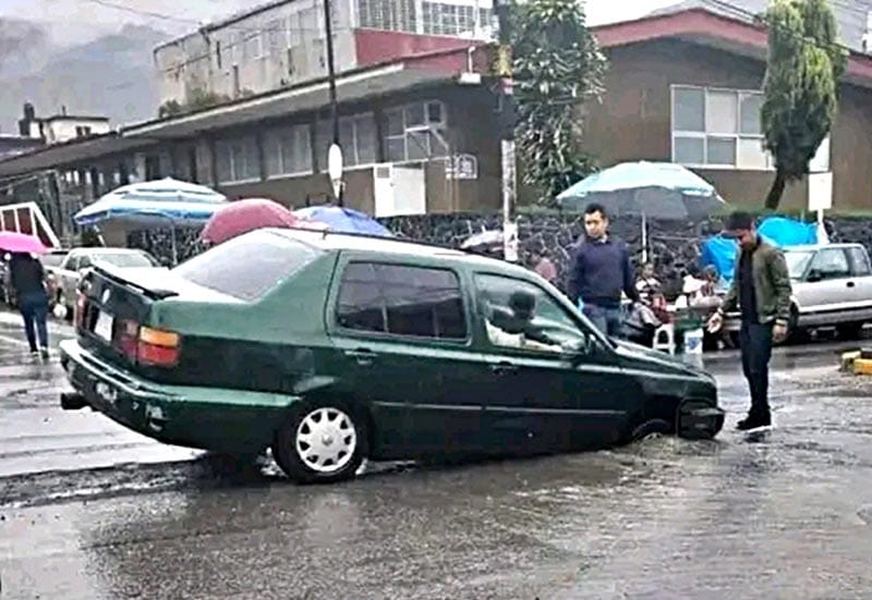 ¡ENORME SOCAVÓN SE TRAGÓ UN AUTO! - *FRENTE AL IMSS DE CIUDAD MENDOZA