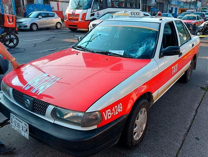 ¡SALE VOLANDO EMBESTIDO POR EL TAXI! - AVENIDA MIGUEL ALEMÁN