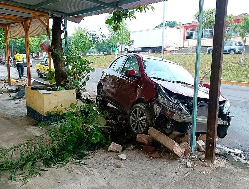 ¡PIERDE LA BRÚJULA Y SE IMPACTA CONTRA LA JARDINERA! - *Avenida Miguel Ángel de Quevedo