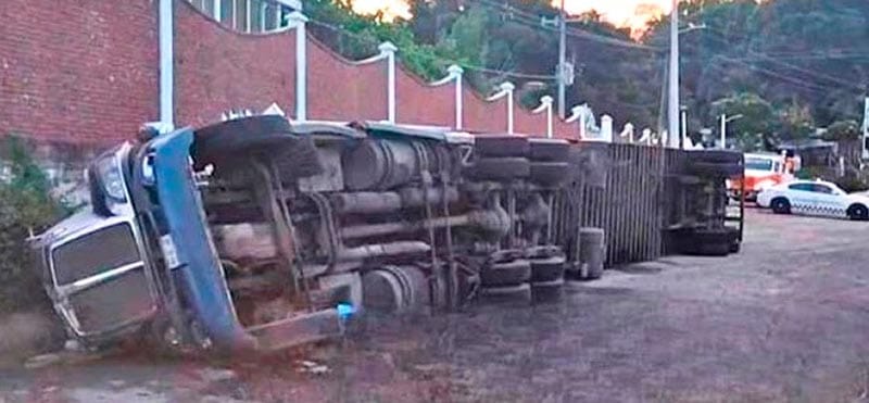 ¡SE VOLTEÓ TRÁILER CARGADO CON LECHUGA! - *MARTÍNEZ DE LA TORRE