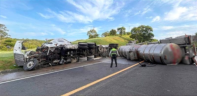 ¡HORROR EN LA AUTOPISTA! - *TAXI SE IMPACTA CONTRA TRAILER DEJANDO TRES PERSONAS FALLECIDAS