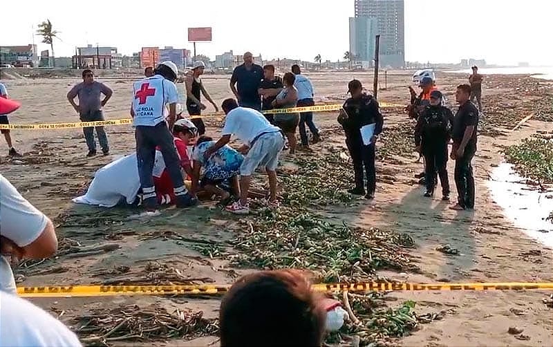 ¡SE AHOGAN TÍO Y SOBRINA! - TRÁGICO DOMINGO EN PLAYA DE COATZACOALCOS