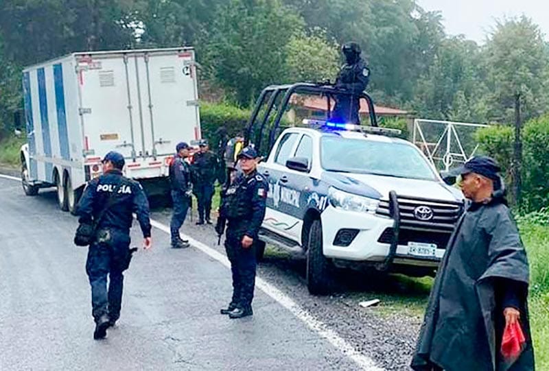 ¡LOS QUERÍAN LINCHAR! - *POBLADORES DETUVIERON LA PATRULLA *POLICÍAS IBAN TIROTEANDO UN COCHE