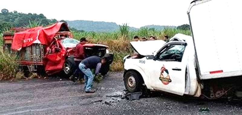 ¡CAMIONETAS CHOCAN DE FRENTE EN JALCOMULCO!