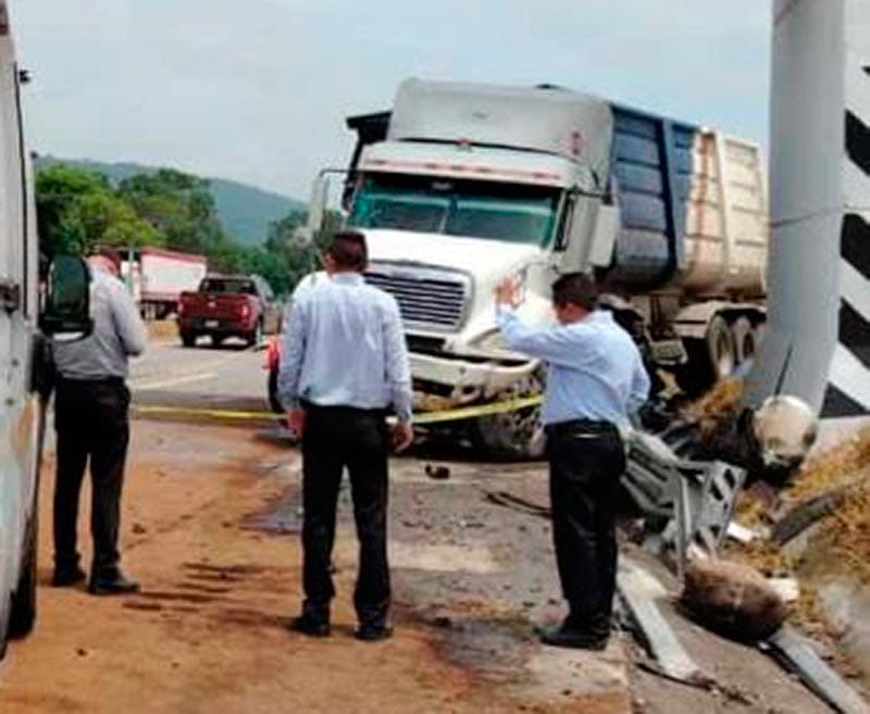 ¡MOTOCICLISTAS MUEREN ARROLLADOS POR TRÁILER! - AUTOPISTA 150 CÓRDOBA-VERACRUZ