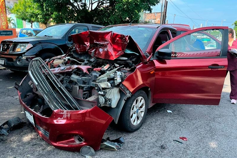 ¡SE ESTRELLA CONTRA AUTOBÚS! - QUEDÓ DESTROZADO *LA CONDUCTORA RESULTO ILESA