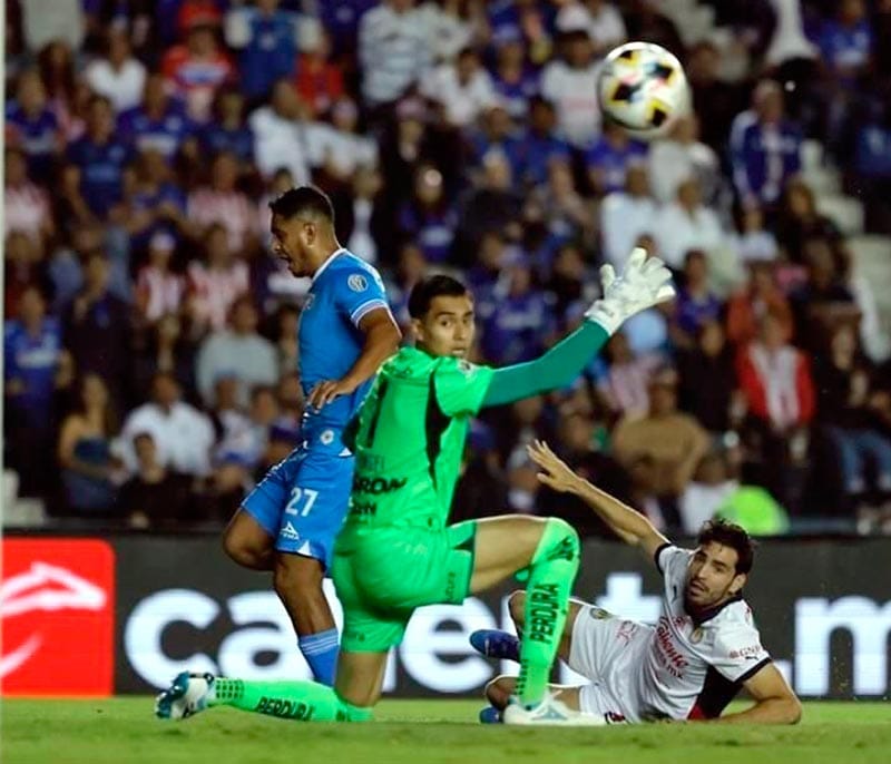 ¡SE AFIANZA CRUZ AZUL COMO LÍDER AL VENCER A CHIVAS!