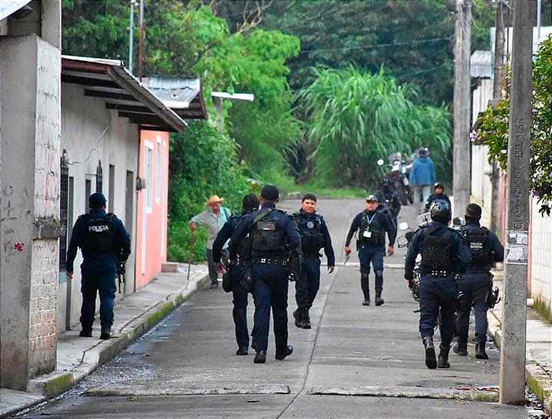 ¡RECIBE A PLOMAZOS A LOS POLICÍAS! - LO HABÍAN DENUNCIADO POR TIROTEAR UN AUTO