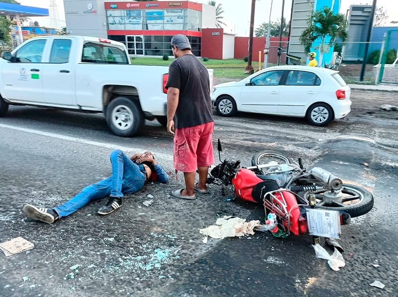 ¡MOTO-REPARTIDOR DE TORTILLAS FRACTURADO EN ENCONTRONAZO!