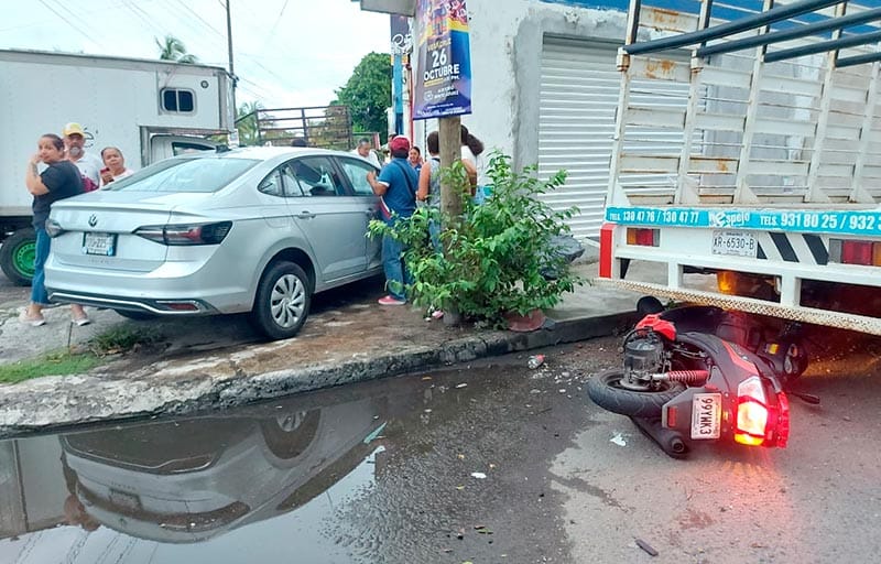 ¡CONDUCTORA EMBISTE Y DEJA PRENSADO A MOTORIZADO!