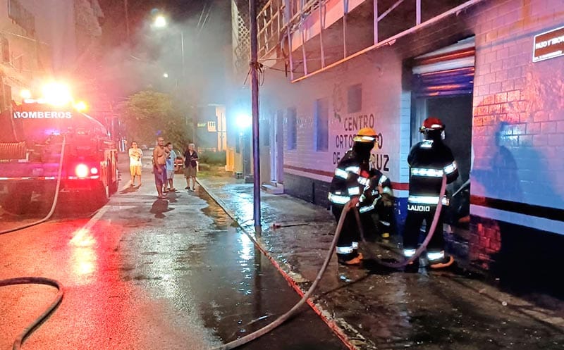 ¡EVACUAN EDIFICIO POR INCENDIO EN NEGOCIO DE ORTOPEDIA! - *Colonia Ricardo Flores Magón