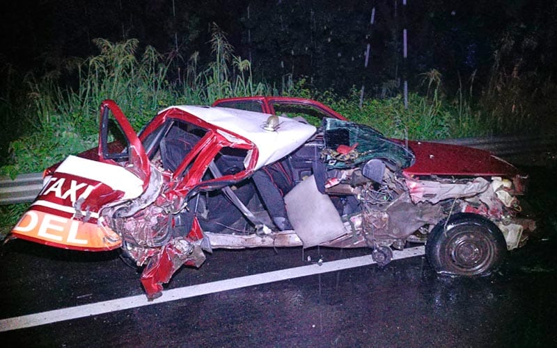 ¡TAXI DESTROZADO EN APARATOSA VOLCADURA!