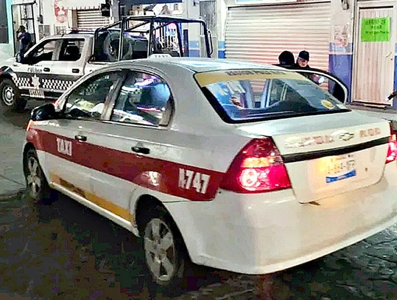 ¡VÁNDALO ATACA CON CUCHILLO A TAXISTA Y PASAJERA!