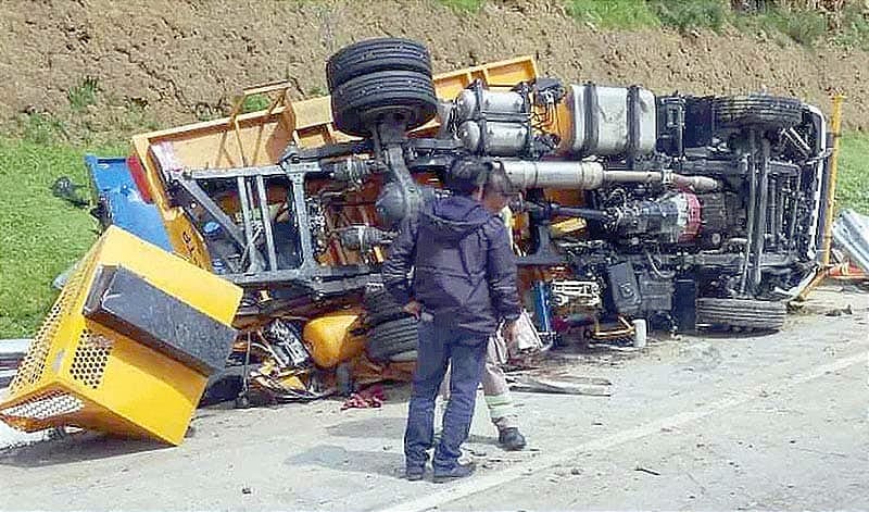 ¡SE LOS LLEVÓ EL TRÁILER! - 3 PERSONAS MUERTAS Y 6 HERIDAS! *CARRETERA MÉXICO-PUEBLA *“REDUZCA LA VELOCIDAD”