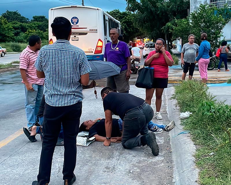 ¡LA ATROPELLAN BAJANDO DEL CAMIÓN! - *UNA MOTOCICLISTA LA EMBISTIÓ Y DESPUÉS SE DIO A LA FUGA