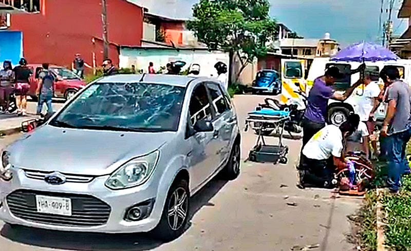 ¡VUELA MOTOCICLISTA Y SE ESTRELLA CONTRA PARABRISAS!