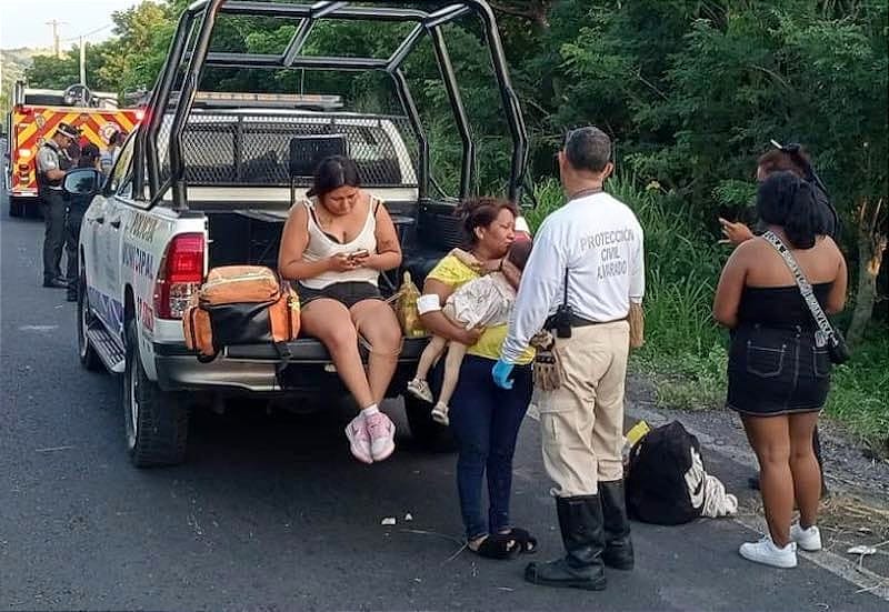 ¡BEBÉ FALLECE EN TRÁGICA VOLCADURA EN ALVARADO! - *10 HERIDOS MAS POR CAMIONETA QUE SALIÓ VOLANDO DE LA CARRETERA