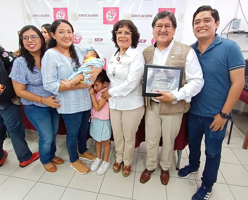 EL MAESTRO FRANCISCO HERNÁNDEZ GARCÍA RECIBIÓ MEDALLA Y DIPLOMA...