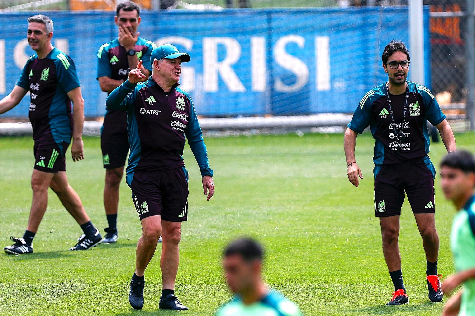 ¡RE-DEBUTA “VASCO” AGUIRRE CON EL TRICOLOR!