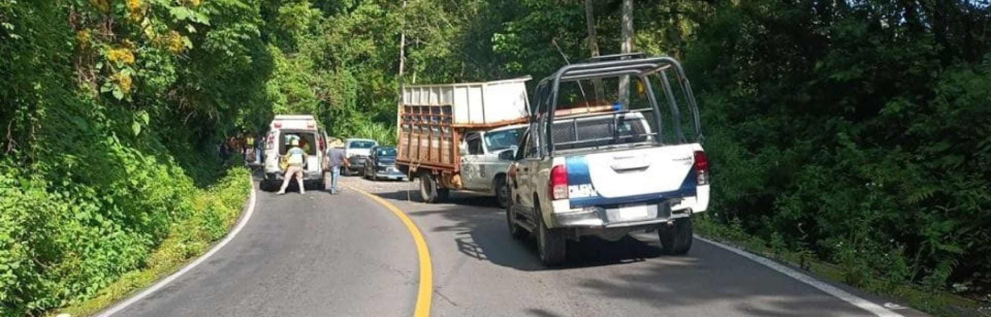 SE DESBARRANCA AUTOBÚS! 3 muertos y 30 lesionados