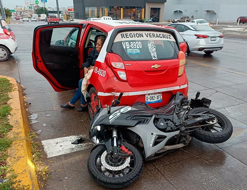 ¡MOTORIZADO SE ESTRELLA CONTRA TAXI FRENTE A CHEDRAUI BRISAS!