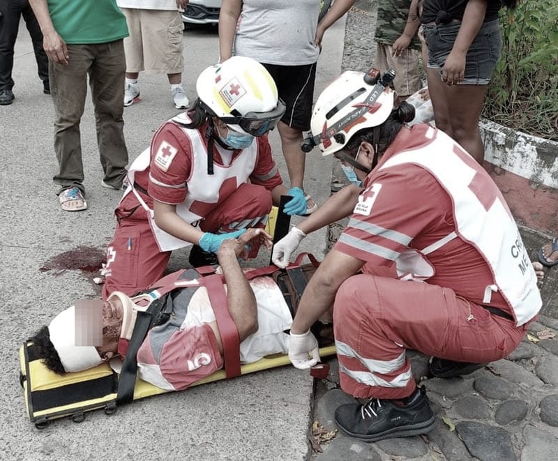 ¡PAPÁ Y SU HIJO CHOCAN Y SALEN VOLANDO DE LA MOTO! - Fraccionamiento Hacienda Sotavento