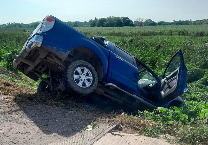 ¡CAMIONETÓN SE SALE DEL CAMINO EN TRANCAZO CARRETERO!