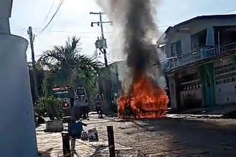 ¡SE CHAMUSCÓ VEHÍCULO EN LA COLONIA PETROLERA DE MINATITLÁN!