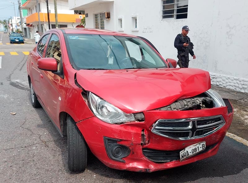 ¡COLISIONAN TAXI CONTRA CAMIONETA!