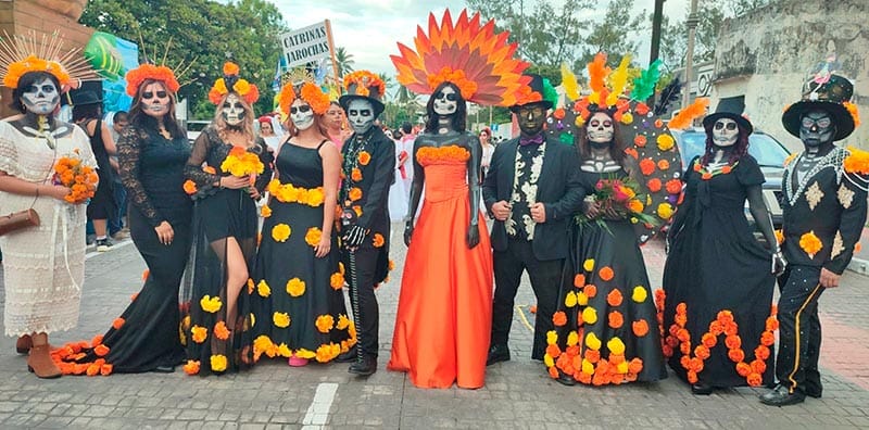 ¡DESFILE Y PAPAQUI DE CATRINAS!